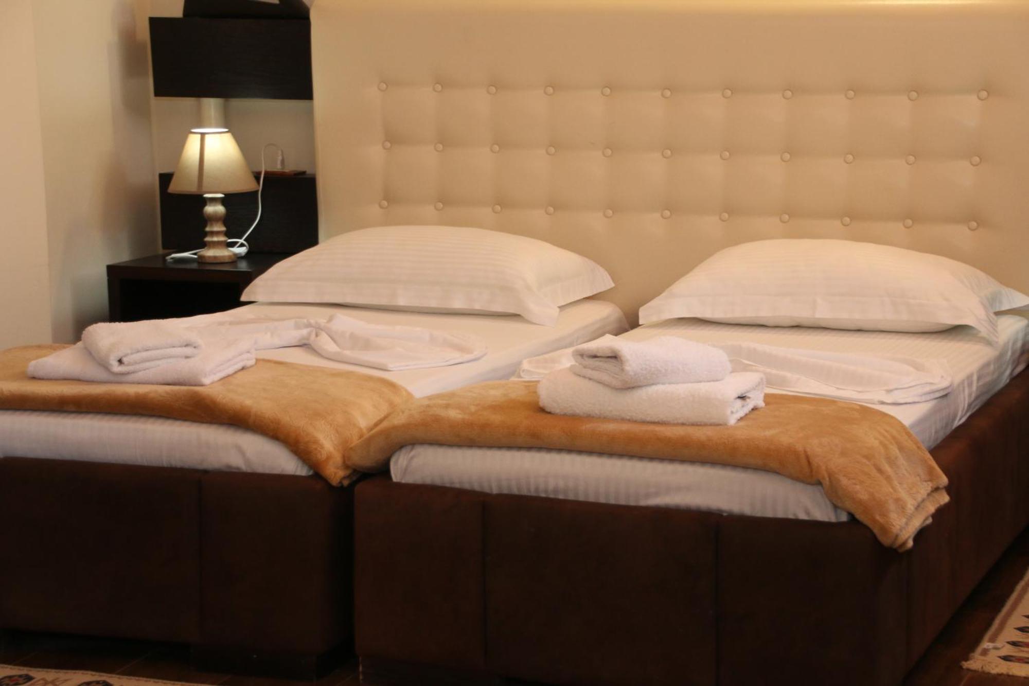 Vlorë 2 Kitarat Bb Bed & Breakfast エクステリア 写真